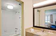 In-room Bathroom 5 Days Inn by Wyndham Easton