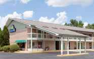 Exterior 5 Days Inn by Wyndham Columbia NE Fort Jackson