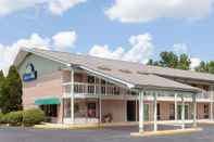 Exterior Days Inn by Wyndham Columbia NE Fort Jackson
