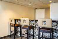 Quầy bar, cafe và phòng lounge Quality Inn & Suites Clackamas – Portland