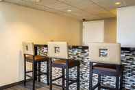 Bar, Kafe, dan Lounge Quality Inn & Suites Clackamas – Portland