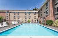 Kolam Renang Quality Inn & Suites Clackamas – Portland