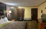 Bedroom 6 Super 8 by Wyndham Kansas City Airport North