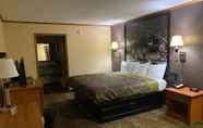 Bedroom 4 Super 8 by Wyndham Kansas City Airport North