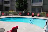 Swimming Pool Clarion Inn Ontario