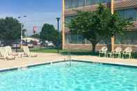 Swimming Pool Wyndham Garden Philadelphia Airport