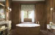 In-room Bathroom 7 Ritz Paris