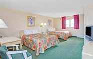 Bedroom 4 Days Inn by Wyndham Arlington/Washington DC