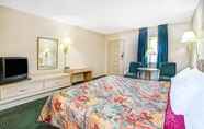 Bedroom 6 Days Inn by Wyndham Arlington/Washington DC