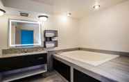 In-room Bathroom 7 Howard Johnson by Wyndham Blackwood Near Philadelphia