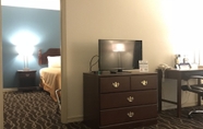 Bedroom 3 Days Inn and Suites by Wyndham Sikeston