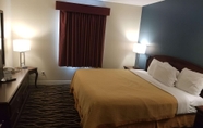 Bedroom 7 Days Inn and Suites by Wyndham Sikeston