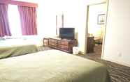 Bedroom 4 Days Inn and Suites by Wyndham Sikeston