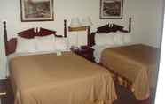 Bedroom 2 Days Inn and Suites by Wyndham Sikeston