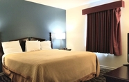 Bedroom 6 Days Inn and Suites by Wyndham Sikeston