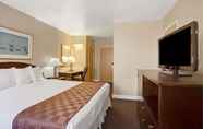Bedroom 6 Travelodge by Wyndham Everett City Center
