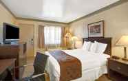 Bedroom 7 Travelodge by Wyndham Everett City Center