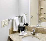 In-room Bathroom 6 Courtyard by Marriott Hamilton