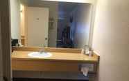 In-room Bathroom 7 Travelodge by Wyndham Truth or Consequences