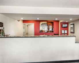 Lobi 4 Econo Lodge Inn & Suites