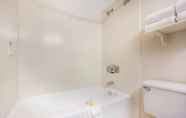 In-room Bathroom 3 La Quinta Inn & Suites by Wyndham Seattle Sea-Tac Airport