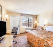 Bedroom 5 Days Inn by Wyndham Yazoo City