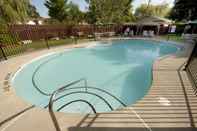 Swimming Pool Best Western Parkway Inn & Conference Centre