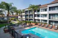 Swimming Pool Courtyard by Marriott Fresno