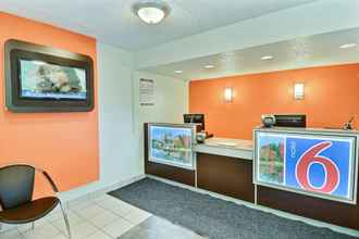 Lobby 4 Motel 6 Nashua, NH - South