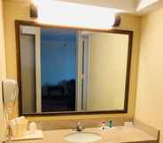 Bilik Mandi dalam Bilik 3 Howard Johnson by Wyndham Atlanta Airport/College Park