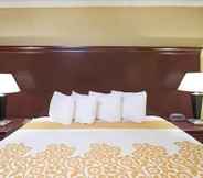 Bedroom 2 Days Inn by Wyndham Paducah