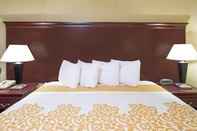 Bedroom Days Inn by Wyndham Paducah