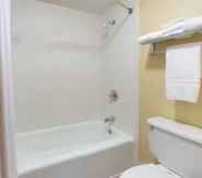 In-room Bathroom 7 Days Inn by Wyndham Paducah