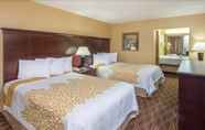 Bedroom 6 Days Inn by Wyndham Paducah