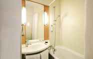 In-room Bathroom 2 ibis Lille Villeneuve d'Ascq Grand Stade