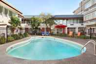 Swimming Pool Days Inn by Wyndham Victoria Airport Sidney