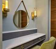 Kamar Tidur 4 100 Queen's Gate Hotel London, Curio Collection by Hilton