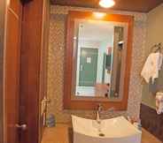 In-room Bathroom 5 Calafia Hotel