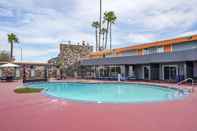 Swimming Pool Clarion Pointe Fresno near Yosemite