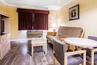 Common Space SureStay Hotel by Best Western Fontana