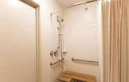 ห้องน้ำภายในห้อง 7 Days Inn by Wyndham Monmouth Junction/S Brunswick/Princeton