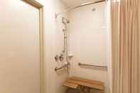 In-room Bathroom Days Inn by Wyndham Monmouth Junction/S Brunswick/Princeton