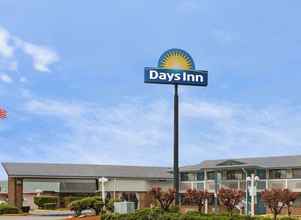 Exterior 4 Days Inn by Wyndham Auburn