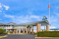 Exterior Days Inn by Wyndham Auburn