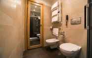 In-room Bathroom 6 Best Western Hotel President