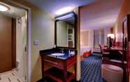 Toilet Kamar 7 Fairfield Inn by Marriott New Haven Wallingford