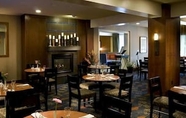 Restaurant 5 DoubleTree by Hilton Norwalk