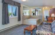 In-room Bathroom 5 Travelodge by Wyndham Gananoque