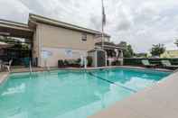 Kolam Renang Quality Inn Goose Creek - Charleston