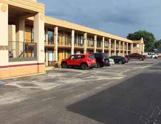 Exterior 2 Tampa Inn - Near Busch Gardens